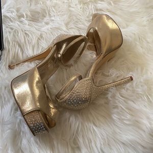 Steve Madden Gold Platform Peep-toe heels